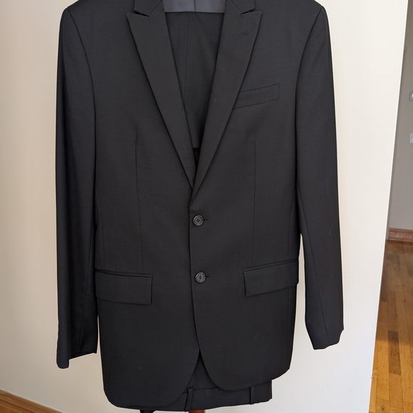 Egara Men's Black Suit (Pants And Jacket)